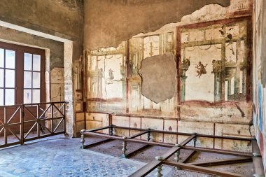 Ziyaretçiler Pompeii 'deki tarihi kalıntıları iyi korunmuş duvar resimleriyle görüyorlar. Mekan antik Roma 'nın bir parçası ve geçmişten gelen günlük yaşamı ortaya çıkarıyor..
