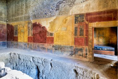 Ziyaretçiler, Napoli, Campania ve İtalya 'da volkanik küllerle gömülü bir şehir olan Pompeii' de antik duvarları resimlerle görüyorlar. Tarih ve mimari apaçık ortada..