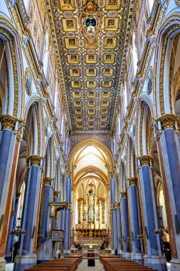 San Domenico Maggiore, Napoli 'de karmaşık tasarım ve uzun kemerler gösteriyor. Ziyaretçiler sunağı, kolonları ve pencereden akan ışığı görebilirler..