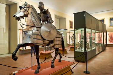 Ziyaretçiler Napoli 'deki Museo di Capodimonte' yi keşfediyorlar. Gösteriler arasında zırh ve at modelleri de var. Müzede İtalya 'nın zengin sanat tarihi sergileniyor.