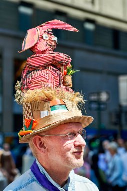 İnsanlar Manhattan 'daki Paskalya Geçidi' nde yürüyor. Bir adam üzerinde tavşan olan yaratıcı bir şapka giyer. Etkinlik Paskalya Pazarı 'nda gerçekleşecek..