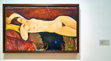 Amedeo Modigliani 'nin çıplak sanat eserleri Manhattan, New York Modern Sanat Müzesi' nde sergilenmektedir. Uzanmış bir figür var..