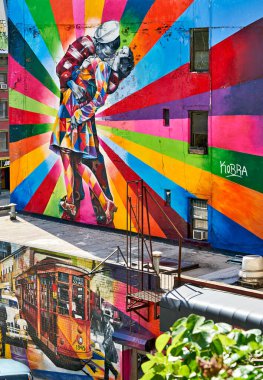 Duvar resmi Manhattan 'daki High Line' daki iki kişi arasında renkli bir öpücük olduğunu gösteriyor. Sanat eserleri şehir hayatına canlı renklerle hayat katıyor..