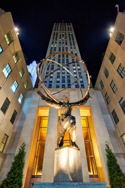 Manhattan 'daki Rockefeller Center' da Atlas 'ın bir heykeli ayakta duruyor. Sahne, gece büyük bir küreyi tutan heykeli gösteriyor..