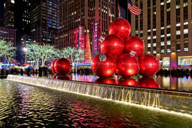 İnsanlar Manhattan 'daki bir çeşmenin etrafında toplanıp New York' ta Noel 'in şenlikli atmosferini vurguluyorlar..