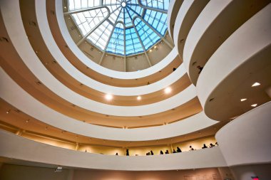İnsanlar Manhattan 'daki Solomon R. Guggenheim Müzesi' nin spiral rampaları boyunca yürüyorlar. Eşsiz mimari dikkat çekiyor..