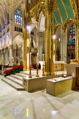 İnsanlar Manhattan, New York 'taki St. Patrick Katedrali' ne giriyor. Uzayda uzun kemerler, renkli pencereler ve huzurlu bir atmosfer var..