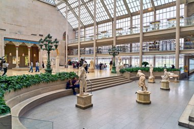 Ziyaretçiler, Manhattan 'daki Metropolitan Sanat Müzesi' ndeki Amerikan Kanadı 'ndaki heykeller ve bitkilerle dolu Engelhard Court' u keşfediyorlar..