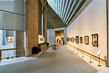 İnsanlar Manhattan 'daki Robert Lehman Koleksiyonu' nun galerisinden geçiyor. Çeşitli resim ve sanat eserlerini sergilenirken görüyorlar..