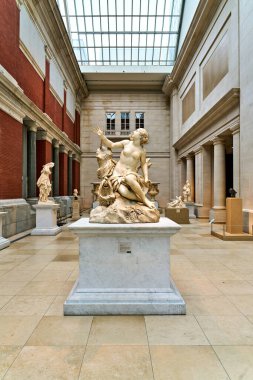 Domenico Guidi 'nin heykeli Andromeda' nın Manhattan, New York 'taki Metropolitan Sanat Müzesi' nde bir deniz canavarıyla karşı karşıya geldiğini gösteriyor..