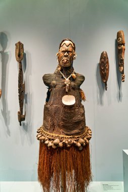 Sergide, Metropolitan Sanat Müzesi 'ndeki Papua Yeni Gine' nin Sepik kentinden bir dans kostümü yer alıyor. Kostüm kültürel önem taşıyor..
