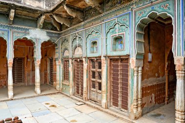 Mandawa 'daki dekore edilmiş bir evde Shekhawati, Rajasthan' da geleneksel tasarım unsurları sergileniyor. Yapıda yerel işçilik ve stil vurgulanıyor.