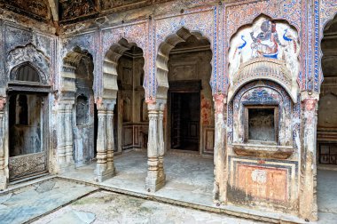 Mandawa, duvarlarda benzersiz tasarımlarla boyanmış evler barındırır. Bu yapılar Rajasthan 'ın yerel kültürünü ve tarihini yansıtıyor.