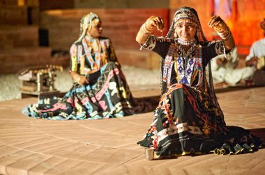 Dansçılar Khimsar, Rajasthan 'da geleneksel sanat icra ederler. Renkli elbiseler giyiyorlar ve yerel dans stillerini sunuyorlar. Ortam şenlikli ve canlı..