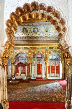 Ziyaretçiler Jodhpur 'daki Mehrangarh Kalesi' nin içini keşfediyorlar. Kale, Rajasthan tarihinden karmaşık tasarımlar ve zengin renkler gösteriyor..