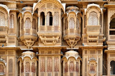 Jaisalmer 'deki bu geleneksel haveli evinde ayrıntılı oymalar ve mimari sergileniyor. Yapı Rajasthan kültürünü ve tarzını yansıtıyor..
