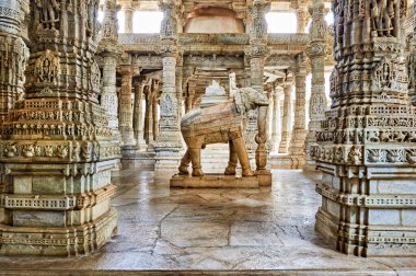 Ziyaretçiler Ranakpur, Rajasthan 'daki Jain tapınaklarını keşfediyorlar. Dikkate değer taş oymalar ve fil heykelleri birçok turisti cezbediyor..