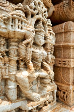 Ziyaretçiler Rajasthan 'daki Chittorgarh Kalesini keşfediyorlar. Taş oymacılığı antik zanaatkarların yeteneğini gösteriyor. Tarih bu manzaralı yerde yaşıyor..