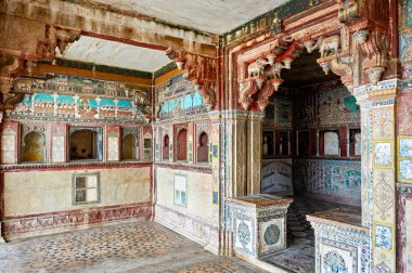 Ziyaretçiler Bundi, Hindistan 'daki Taragarh Kalesi' nde renkli duvar resimleri ve ayrıntılı dekorasyonlar görebiliyorlar. Burası zengin mirası olan tarihi bir yer..