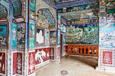 Ziyaretçiler Bundi, Rajasthan 'daki Taragarh Kalesi' ndeki ayrıntılı dekorasyon ve resimlere hayran. Kalede zengin kültür ve tarih sergileniyor..