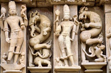 Oymalar, Khajuraho, Madhya Pradesh tapınaklarındaki Hindu geleneğinin ayrıntılı figürlerini ve sahnelerini gösteriyor..
