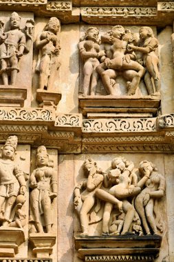 Khajuraho 'nun duvarlarındaki oymalar insan formlarını çeşitli eylemlerle resmediyor. Bunlar Hindistan, Madhya Pradesh 'teki kutsal Hindu tapınakları..