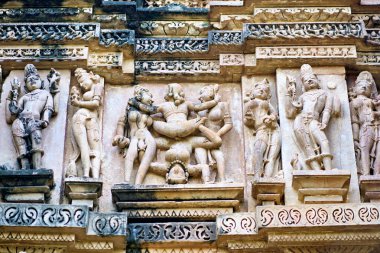 Khajuraho, Madhya Pradesh, Hindistan 'daki tapınak duvarlarındaki Hindu gelenekleriyle ilgili çeşitli sahneleri tasvir ediyor..