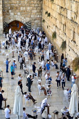İnsanlar Kudüs 'ün batı duvarında dua etmek için toplanıyor. Dua şalları giyerler ve bu kutsal yerde ayinlerine odaklanırlar..