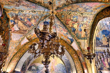 İnsanlar Kudüs 'teki Kutsal Mezar Kilisesi' nin içini keşfediyorlar. Duvarlardaki sanat ve detaylar dikkat çekiyor..