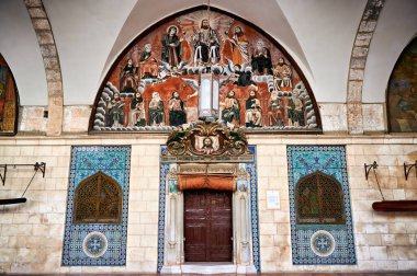 Aziz James Katedrali Kudüs 'te duruyor. Filmde renkli duvar resimleri ve dekoratif mimari yer alıyor. Ziyaretçiler gün içinde tarihi yerleri keşfediyorlar.