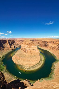 Horseshoe Bend, Amerika Birleşik Devletleri 'nde bulunan ünlü bir kaya oluşumudur. Berrak mavi gökyüzünün altında dolambaçlı bir nehir ve çarpıcı kanyon manzarasına sahiptir..