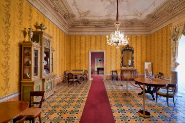 Ziyaretçiler, Sicilya 'nın Noto kentindeki Palazzo Nicolaci' nin iç mekanını inceleyerek, eski çağlardan kalma eşsiz dekor ve mobilyaları inceliyorlar..