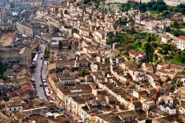 Hava manzarası, Sicilya 'daki Modica' nın planını gösteriyor. Bir sürü taş bina ve dar sokaklar manzarayı kaplıyor..