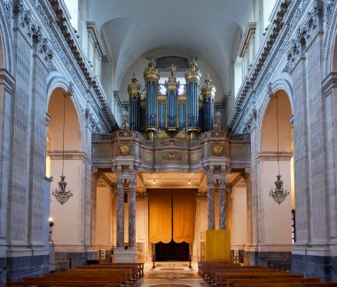 İnsanlar Catania, Sicilya 'daki Başkent Agatha Katedrali' nin içini keşfederek org ve mimariyi inceliyor..