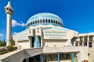 Turistler Amman Ürdün 'deki Kral Abdullah Camii' ni keşfediyorlar. Camide mavi kubbeler ve eşsiz mimari yer alıyor..