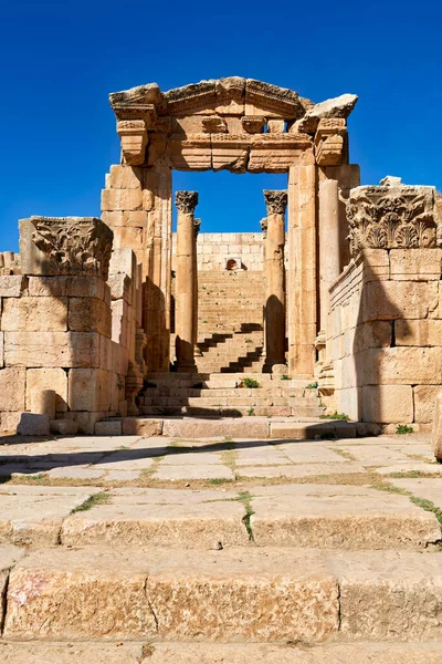 Ürdün 'deki Gerasa' nın antik harabelerinde gezen ziyaretçiler. Taş yapılar, Greko-Roma şehrinin tarihini gösteriyor..