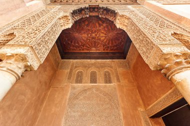 İnsanlar Marakeş, Fas 'taki Saadian mezarlarını araştırıyor. Sitede karmaşık tasarımlar ve tarihi mimari yer alıyor..