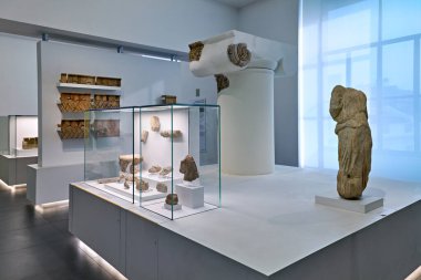 Ziyaretçiler İtalya 'nın Reggio Calabria kentindeki Magna Grecia Ulusal Müzesi' nde antik eserleri görebiliyorlar. Koleksiyon bölgenin tarihini gösteriyor.