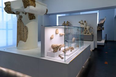 Antik eser sergileri Magna Grecia 'nın tarihini ve kültürünü gözler önüne seriyor. Ziyaretçiler Calabria 'daki müzede heykelleri ve eserleri keşfediyorlar..