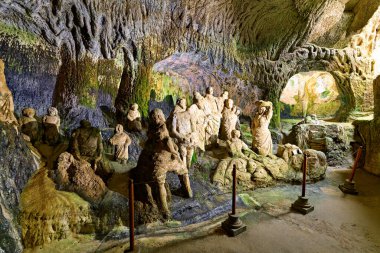 Ziyaretçiler İtalya 'nın Pizzo Calabro kentindeki Piedigrotta mağara kilisesini keşfediyorlar. Sitede kayaya oyulmuş çeşitli heykeller yer alıyor..