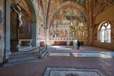 Ziyaretçiler Floransa 'daki Santa Croce Kilisesi' nin içini keşfediyor, duvarlardaki detaylı freskleri ve tarihi eserleri inceliyorlar..