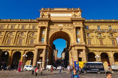 İnsanlar Floransa, Toskana İtalya 'daki tarihi binaların önünde yürüyorlar. Parlak güneş yukarıda parlıyor, yere gölge düşürüyor..