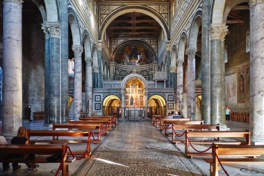Floransa 'da insanlar oturup Bazilica di San Minato' nun içini gözlemliyor. Mimarlık ve sanat çalışmaları turistlerin ve yerlilerin dikkatini çekiyor..