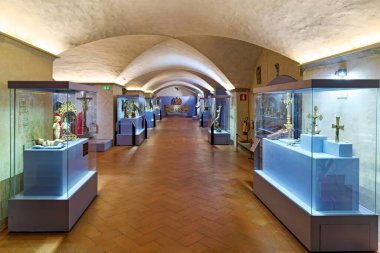 Floransa 'daki San Lorenzo Bazilikası' nın mahzeni. Sergide sanat ve tarihi eserlerin sergilendiği olaylar yer alıyor..