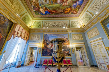 Palazzo Pitti 'deki Ercole Room' da ayrıntılı tablolar ve dekoratif dekorlar var. Ziyaretçiler bu ünlü yerin zengin tarihini ve sanatını keşfediyorlar..