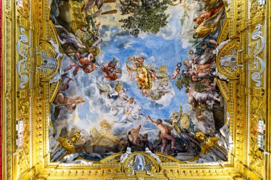 Ziyaretçiler, Pitti Sarayı 'ndaki Sala di Marte' nin tavanında ayrıntılı sanat eserleri görüyorlar. Burası zengin tarihi ve sanatı ile ünlüdür..