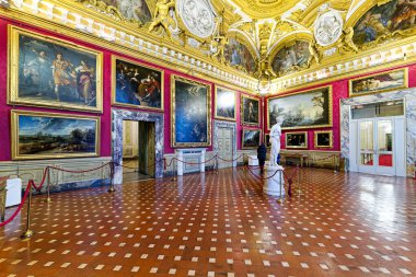 Palazzo Pitti, Antonio Canova 'nın Venere heykelini ve Palatine Galerisi' nde resimlerini sergiliyor. Ziyaretçiler sanat ve mimariye hayran..