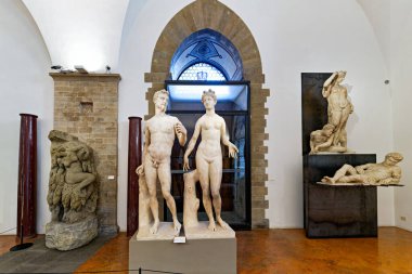 Ziyaretçiler İtalya 'nın Floransa kentindeki Museo Nazionale del Bargello' yu keşfettiler. Adem ve Havva diğer heykellerin arasında sergilenir. Sanat tarihi burada sergileniyor..