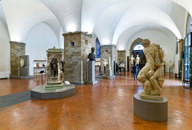 Ziyaretçiler Floransa 'daki Nazionale del Bargello Müzesi' nde klasik heykelleri keşfediyorlar. Müzede önemli sanat eserleri ve tarihi eserler sergileniyor..