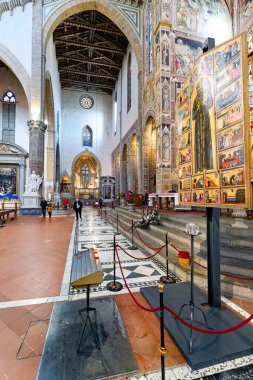 Floransa 'da insanlar Bazilika di Santa Croce' a giriyor. Kilise sanat, tarih ve mimariyi gösteriyor. Ziyaretçiler mekanı keşfedip fotoğraf çekiyorlar.
